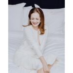 Viktoriya Isakova Instagram - А у вас как с зимой, белым цветом и настроением? Я притворюсь, что у меня вот так))) 📸 @temerina make up @eugenia_lenz Hair @s_shayda Jewellry @mercuryjewellery