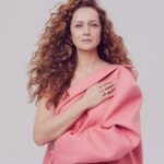 Viktoriya Isakova Instagram - @psychologiesrus Внутри интересный разговор И конечно же говорили о скорой премьере Сто Лет Тому Вперед Которую я жду с нетерпением ❤️ Photo @tuponogova_volkova mua @ernest_muntaniol Hair @marinaroy11 Art -direction @oshunyaeva Style @dashanikitiuk Producer @valeriedid