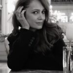 Viktoriya Isakova Instagram - Смотрю в окно в Петербурге сейчас - все черно-белое Метель метет Красиво Мрачно А вот видео черно- белое очень даже веселое Тоже красиво Не мрачно 💃