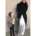 Viktoriya Isakova Instagram - Это Варя составила мне компанию на примерке к фильму «Вертинский» . Мы приехали к @teginsvetlana в @teginfashionhouse и отлично провели время. ( Варе разрешили все потрогать и покачаться на диване- качелях, которые стоят у Светы в мастерской) . Света придумала потрясающие женские образы, А Дима Андреев -мужские . Их вы уже могли увидеть в фильме. А Варя тогда впервые увидела, что происходит, когда Мама «едет на работу»)) ее вердикт был такой: какая у тебя весёлая работа и всё так красиво❤️ А ещё на Варе кашемировое платье @teginsvetlana . 🔥🔥🔥 #вертинский #кино #авдотьясмирнова #светланатегин #дмитрийандреев