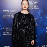 Viktoriya Isakova Instagram - Вчера прошла премьера нашего фильма «Сто лет тому вперед» Что можно сказать? Конечно- все в кино с 18 апреля , это того стоит и не один раз)) Варя была счастлива , она долго ждала этот фильм Мама- супергерой- это круто)) А я рада быть частью такой прекрасной команды❤️❤️❤️ Режиссер и не только - Александр Андрющенко @a_andryuschenko Оператор Михаил Милашин Style @ladarzumanova Dress @vivavoxofficial @oleg_ovsiyov MUA @tashpreo Jewelry @modbrand.ru На Варе Её любимое платье, уже третье по счету от @masterpeace.masterpeace