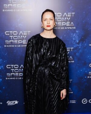Viktoriya Isakova Instagram - Вчера прошла премьера нашего  фильма 
«Сто лет тому вперед»
Что можно сказать? 
Конечно- все в кино с 18 апреля , это того стоит и не один раз))
Варя была счастлива , она долго ждала  этот фильм
Мама- супергерой- это круто)) 
А я рада  быть частью такой прекрасной команды❤️❤️❤️
 Режиссер и не только -  Александр Андрющенко  @a_andryuschenko 
Оператор  Михаил Милашин 

Style @ladarzumanova 
Dress @vivavoxofficial @oleg_ovsiyov 
MUA @tashpreo 
Jewelry @modbrand.ru 

На Варе 
Её любимое платье, уже третье по счету  от @masterpeace.masterpeace