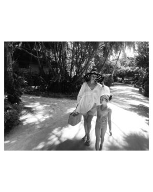 Viktoriya Isakova Instagram - Обожаю черно- белые фотографии. В них какая то магия, конечно. 
Здесь самая милая лавка с мороженным. Хочется ходить туда просто поглазеть😂
И ещё мороженщик ездит с тележкой по острову. Фруктовый лёд passion fruit - 🔥🔥🔥🔥. Но Варе больше нравится малиновое сердце.