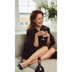 Viktoriya Isakova Instagram - Москва наваливается на меня сумасшедшим ритмом и необходимость все время бежать. Здесь невозможно ничего успеть. Кто здесь не знаком с бессонницей? Спим, не выпуская из рук телефон, так как боимся, что случится тот самый - самый важный звонок? Знакомая ситуация. Впервые проведя две недели вдали от суеты, я очень хочу как то попробовать сохранить этот покой. Ну или хотя бы чуть его подлить. Привет ,заснеженная Москва! Я тебя люблю и немного боюсь)) @tete_wine