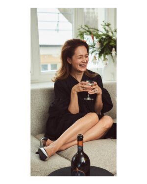 Viktoriya Isakova Instagram - Москва наваливается на меня сумасшедшим ритмом и необходимость все время бежать. 
Здесь невозможно ничего успеть. 
Кто здесь не знаком с бессонницей? 
Спим, не выпуская из рук телефон, так как боимся, что случится тот самый - самый важный звонок? 
Знакомая ситуация. 
Впервые проведя две недели вдали от суеты, я очень хочу как то попробовать сохранить этот покой. 
Ну или хотя бы чуть его подлить. 
Привет ,заснеженная Москва! 
Я тебя люблю и немного боюсь))

@tete_wine