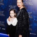 Viktoriya Isakova Instagram - Вчера прошла премьера нашего фильма «Сто лет тому вперед» Что можно сказать? Конечно- все в кино с 18 апреля , это того стоит и не один раз)) Варя была счастлива , она долго ждала этот фильм Мама- супергерой- это круто)) А я рада быть частью такой прекрасной команды❤️❤️❤️ Режиссер и не только - Александр Андрющенко @a_andryuschenko Оператор Михаил Милашин Style @ladarzumanova Dress @vivavoxofficial @oleg_ovsiyov MUA @tashpreo Jewelry @modbrand.ru На Варе Её любимое платье, уже третье по счету от @masterpeace.masterpeace