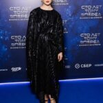 Viktoriya Isakova Instagram - Вчера прошла премьера нашего фильма «Сто лет тому вперед» Что можно сказать? Конечно- все в кино с 18 апреля , это того стоит и не один раз)) Варя была счастлива , она долго ждала этот фильм Мама- супергерой- это круто)) А я рада быть частью такой прекрасной команды❤️❤️❤️ Режиссер и не только - Александр Андрющенко @a_andryuschenko Оператор Михаил Милашин Style @ladarzumanova Dress @vivavoxofficial @oleg_ovsiyov MUA @tashpreo Jewelry @modbrand.ru На Варе Её любимое платье, уже третье по счету от @masterpeace.masterpeace