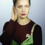 Viktoriya Isakova Instagram - Виктория Исакова: «Земной шар в обоих случаях разбирается на части, растаскивается» Новый фильм «Лунатики» и премьера спектакля «Космос» в Театре имени Пушкина — у Виктории Исаковой выдался насыщенный месяц, но время на интервью с Андреем Захарьевым все же нашлось. Читайте их большой разговор о творческой тесноте, неслучайных ролях, безусловной любви и самоуважении — по ссылке в описании и Stories. Photo @ilyavartanian Style @bikinidaaze Muah @marinaroy11 Creative director @dikaya_perepelka Producer @kapibarkaa Style assistant @pavel_turchin_ Photo assistant @andrey_sevostyanov