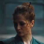 Viktoriya Isakova Instagram – Конечно на подготовке к съемкам и на съемочной площадке все окончательные решения принадлежат  режиссеру, но мне тоже удавалось немного похозяйничать)) 
Например, выпросить локон, игриво расположившийся вдоль лица, за ним внимательно присматривали гримеры на протяжении сьемок)))) , 
а потом в одной из сцен  он даже сыграл свою роль 😂
Саша работал  с самой лучшей командой и нам повезло с теми , 
кто непосредственно придумывает образы . 
Это художник  по костюмам Таня Долматовская  и 
художник  по гриму  Маша Тутукина 
 Для меня очень важны эти две позиции всегда. 
Ты будто надеваешь маску и появляется другой человек. 
Это не возможно без помощи , 
а когда помощь приходит от очень талантливых людей, 
которым можно довериться, 
то придумывание  образа превращается в настоящее удовольствие. 

#столеттомувперед
#кино
@a_andryuschenko 
@dolmatovskaya 
@mariyatutukina 
@vodorod_production 
@artpictures.ru 
@centralpartnership