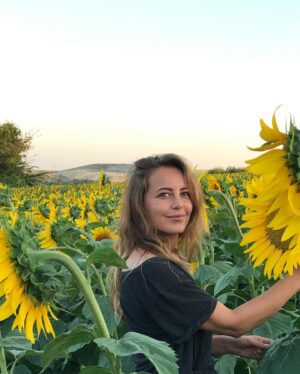 Vildan Atasever Instagram - Ayçiçeği misali , hep Güneş’e çevirelim yüzümüzü . 🌻 #hayırlıiftarlar #tbt