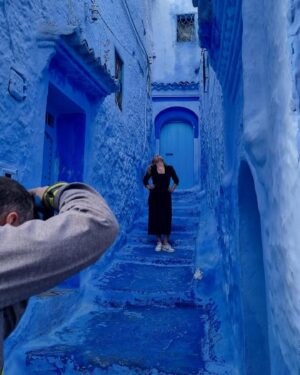 Vildan Atasever Instagram - Rif dağlarının yamacı , Fas’ın Kuzeybatısı , mavinin 50 tonuyla Mavi şehir “ Chefchaouen “ 🦋

Merci beaucoup @lefauxtegraphe  Belle Coincidence . J’espére nous pouvons faire d’autres séance photo 🙏🏻