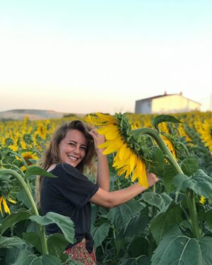 Vildan Atasever Instagram - Ayçiçeği misali , hep Güneş’e çevirelim yüzümüzü . 🌻 #hayırlıiftarlar #tbt