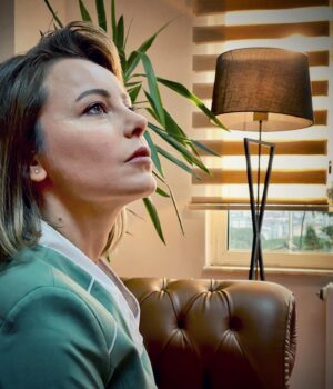 Vildan Atasever Instagram - MİNE 🍀🩺

#kasabadoktoru bu akşam saat 20:00 ‘de @trt1 ‘de . 
🎥 @ademugurlu06