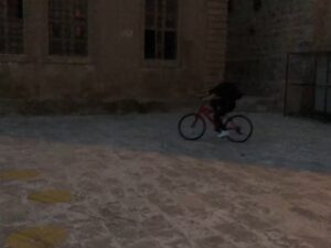Vildan Atasever Instagram - Geçen hafta bu gün Mardin’de gün batımında , muhteşem tarihin içinde bisiklet turu harikaydı 👌🏼🎈 #ilikeridingbicycles at sunset .
