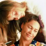 Vildan Atasever Instagram – #tbt İlk filmim… İlk önemli rolüm… İlk Altın Portakal’ım… Sinema hayatım bu filmle başladı… Türk sinemasında bir efsane ile birlikte oynamanın mutluluğu yüzümden okunuyor… Canım @hulyavsr ! Bana kattığın her şey için çok teşekkürler. ❤❤❤