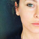 Vildan Atasever Instagram - Hayat güzelmiş ... “miş...” Çiçek açarmış ... “mış...” Dünya dönermiş ... “miş...” Kuşlar uçarmış ... “Mış ... “ Falan Filan .... #nazanöncel 🎶