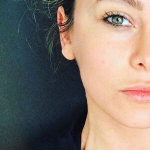 Vildan Atasever Instagram - Hayat güzelmiş ... “miş...”
Çiçek açarmış ... “mış...”
Dünya dönermiş ... “miş...”
Kuşlar uçarmış ... “Mış ... “ 
Falan Filan .... #nazanöncel 🎶