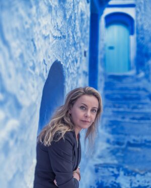 Vildan Atasever Instagram - Rif dağlarının yamacı , Fas’ın Kuzeybatısı , mavinin 50 tonuyla Mavi şehir “ Chefchaouen “ 🦋

Merci beaucoup @lefauxtegraphe  Belle Coincidence . J’espére nous pouvons faire d’autres séance photo 🙏🏻