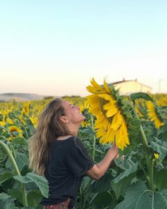 Vildan Atasever Instagram - Ayçiçeği misali , hep Güneş’e çevirelim yüzümüzü . 🌻 #hayırlıiftarlar #tbt