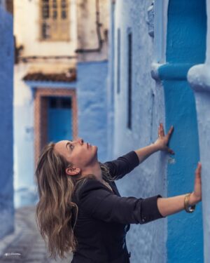 Vildan Atasever Instagram - Rif dağlarının yamacı , Fas’ın Kuzeybatısı , mavinin 50 tonuyla Mavi şehir “ Chefchaouen “ 🦋

Merci beaucoup @lefauxtegraphe  Belle Coincidence . J’espére nous pouvons faire d’autres séance photo 🙏🏻