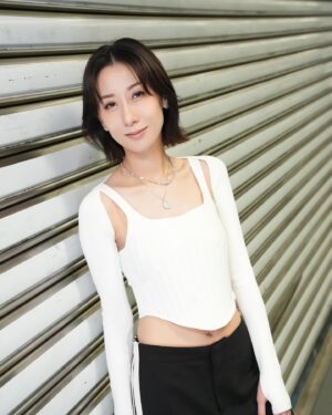 Vincy Chan Instagram - Throwback 🤍
Happy to sing for u guys 
大家睇慣我黑色頭髮未☺️