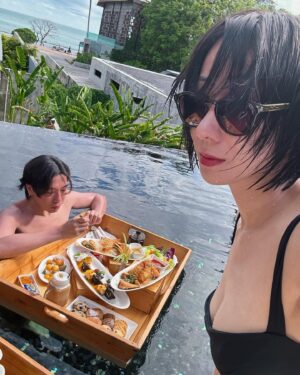 Vincy Chan Instagram - 二人成行，快閃叉叉電🤍

純粹諗住休息兩日所以主要都係留喺個Villa度
佢有個app勁好
可以透過佢call酒店嘅車，車你去酒店嘅設施，同frontdesk溝通，同埋Make Bookings 等
唔使成日打電話
對於唔鍾意打電話嘅我係幾好嘅😝
仲可以叫外賣幫你送到去你個Villa 
The Meka Sky Lounge d 野勁好食，佢下午四點幾先開場。我估主要俾人360度睇日落，所以記得太陽落山前就好去啦，唔好好似我咁Miss咗😊
想玩水泡🍩要喺出面自己買

@mauijim
#mauijim
#coloryoucanfeel
@sahooleung