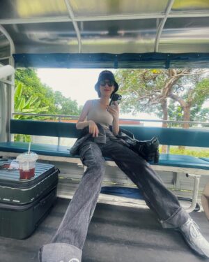 Vincy Chan Instagram - 二人成行，快閃叉叉電🤍

純粹諗住休息兩日所以主要都係留喺個Villa度
佢有個app勁好
可以透過佢call酒店嘅車，車你去酒店嘅設施，同frontdesk溝通，同埋Make Bookings 等
唔使成日打電話
對於唔鍾意打電話嘅我係幾好嘅😝
仲可以叫外賣幫你送到去你個Villa 
The Meka Sky Lounge d 野勁好食，佢下午四點幾先開場。我估主要俾人360度睇日落，所以記得太陽落山前就好去啦，唔好好似我咁Miss咗😊
想玩水泡🍩要喺出面自己買

@mauijim
#mauijim
#coloryoucanfeel
@sahooleung