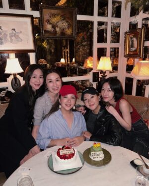 Vincy Chan Instagram - Your laughters always reminds me of angels 
Happy Birthday sweeties @janice_vidal @jillvidal 🎂❤️
May all birthday wishes come true and lots of love be with u guys !!!

#girlsnightout #birthday
#MandarinOrientalHongKong
#ImAFan