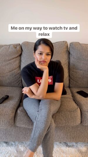 Vinitha Jaganathan Instagram - When your attention span is too low 😂
Tag below who does the same 👇🏻
.
.
.
.
.
.
#relatable #comedy #binge #funny #instagramreels