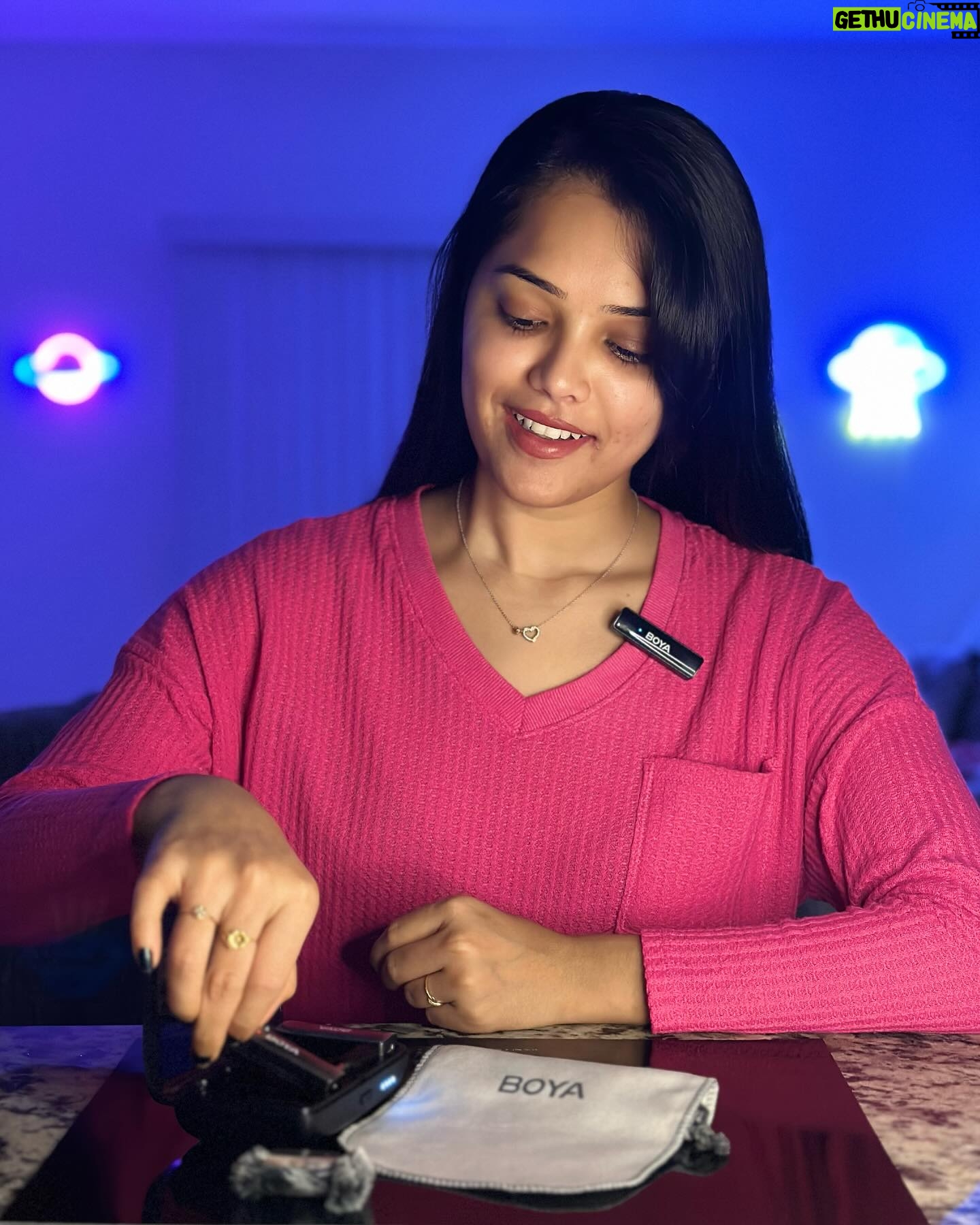 Vinitha Jaganathan Instagram - Sound like a professional with BOYALINK - All-in-one Design Wireless Lavalier Microphone. This contains 3 adapters(USB-C, Lightning, and 3.5mm TRS connectors) that fits for android and iOS devices and the battery life is up to 30 hours. The key features are - All-In-One Storage, Fits All Scenarios - Ultra-Long Battery Life - Ready for Use Right Out of the Case - One Step to Open the Noise Reduction Function - Sound Like a Professional - Charge Your Device While in Use - Customize the Sound You Want - Dual-Channel Recording - Automatically Frequency-Hopping Technology, Powerful Anti-Interference - User-Friendly Buckle Design https://www.boya-mic.com/product/boyalink #ad #wireless #microphone #boya #boyalink #sponsored #electronics #record #recording #noise #batterylife