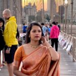 Vinitha Jaganathan Instagram – Aromale vibes at New York Brooklyn bridge 🌉 
This song is one of my all time favorite and the place definitely brings you back the memories of vtv 🎶
.
.
.
.
.
#saree #sareedraping #sareelove #vinnaithandivaruvaya #newyork #manhattan #bridge #trisha #simbhu #aromale #vtv #thanksgiving #nyc