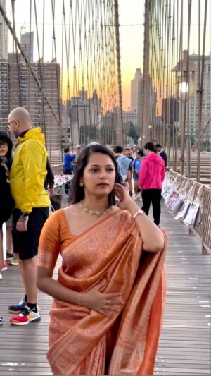 Vinitha Jaganathan Instagram - Aromale vibes at New York Brooklyn bridge 🌉 
This song is one of my all time favorite and the place definitely brings you back the memories of vtv 🎶
.
.
.
.
.
#saree #sareedraping #sareelove #vinnaithandivaruvaya #newyork #manhattan #bridge #trisha #simbhu #aromale #vtv #thanksgiving #nyc