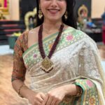 Vinitha Jaganathan Instagram - ✨Ideal jewelry for sarees, traditional and modern occasions. ✨What I’m wearing: 💃🏻Elegant monalia beads harram , temple bangles 💃🏻Saree - Pure Georgette chikkankari thread work saree with Meenakari border ✨Now shipping across USA and Canada. ✨Thanks for sending me this beautiful jewelry pieces and the saree @styleswagbyshaivy #bridal #traditional #saree #grwm #india #usa #canada #jewelry #jewelrydesigner #designer #modern #indianwear #wedding #weddingwear #marriage #dress #costume #jewellery