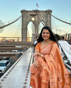 Vinitha Jaganathan Instagram - 🧡love🧡
Beautiful Saree - @ewkart.in 
.
.
.
.
.
#newyork #new #nyc #saree #love #smile #brooklyn #bridge #traditional #post #instagood #instagram #instadaily #instafashion #style