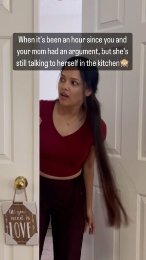 Vinitha Jaganathan Instagram - Why mom’s always do this 😂🙈 Relatable???
@indumathijaganathan10 @jaganathandivya @sweh_artistry 
.
.
.
.
.
.
#mom #love #anger #argument #kitchen #food #instagood #instagram #instadaily #reels #reelsinstagram #reelitfeelit #content #creative #influencer #desi #smile #lol #fyp #goodvibes