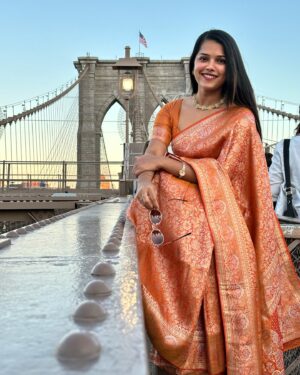 Vinitha Jaganathan Instagram - 🧡love🧡
Beautiful Saree - @ewkart.in 
.
.
.
.
.
#newyork #new #nyc #saree #love #smile #brooklyn #bridge #traditional #post #instagood #instagram #instadaily #instafashion #style