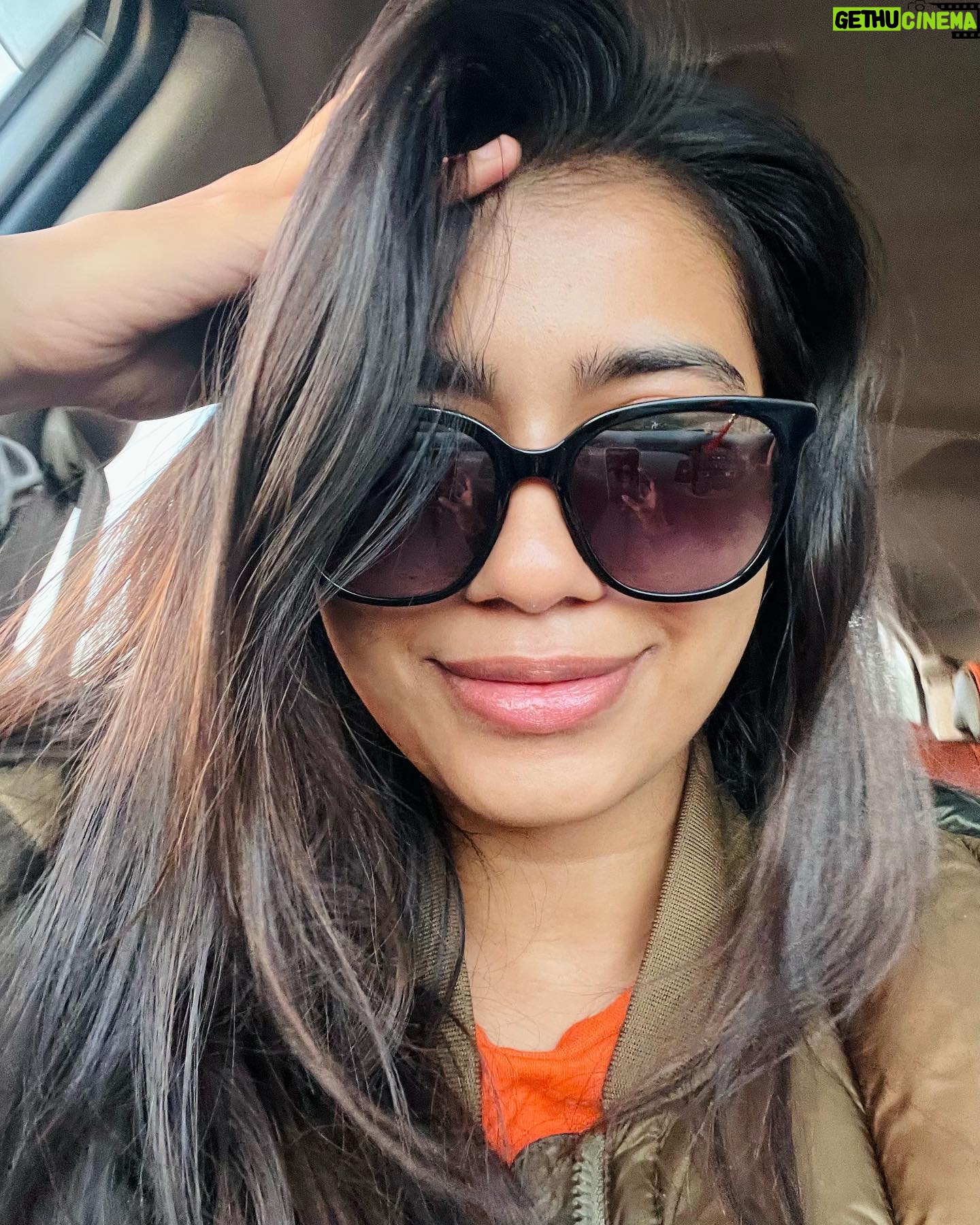 Vinsu Rachel Sam - 9.2K Likes - Just thought Il tell y’all that I’m here taking selfies at 6 am 😌
.
.
#shootlife