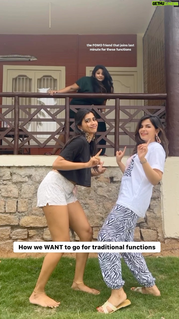 Vinsu Rachel Sam - 15.5K Likes - This is true for all of us except @mehndi_jashnani because she just puts in TOO much effort and makes life hard for the rest of us
But she’s fab.
So are my ladies @prajanyaanand and @ravimadhuvanthi 📸
.