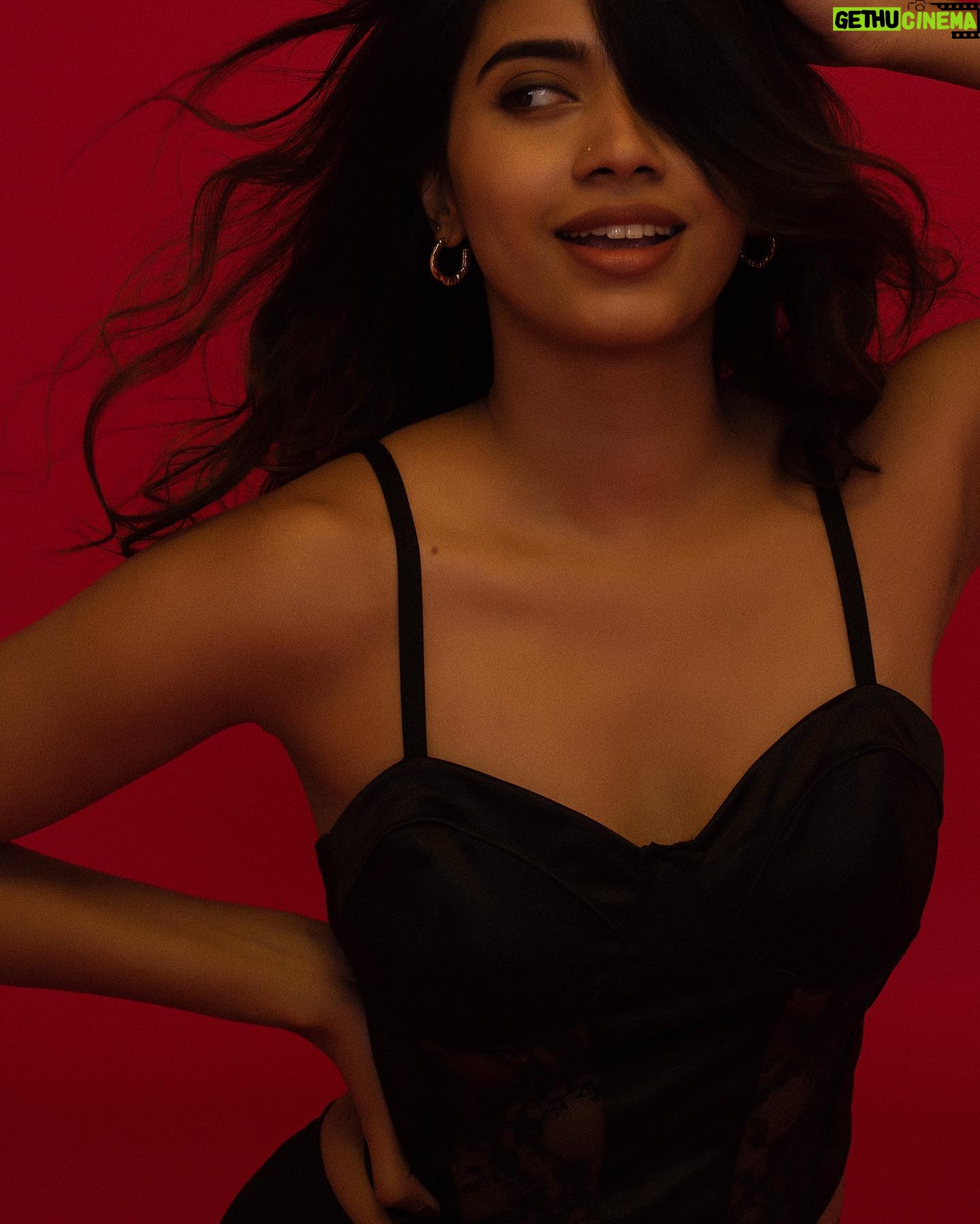 Vinsu Rachel Sam - 30.9K Likes - Paid shoots are cool and all, but a bunch of artists getting together to let their creativity overtake them - that’s something else.
Loved doing this with the popular duo - @balakumaran.19 @deekshitanikkam 🌹
MUAH @teamdiamondartistry
.
.
#photography #photoshoot #blackandred #creative #beautyshots #styling