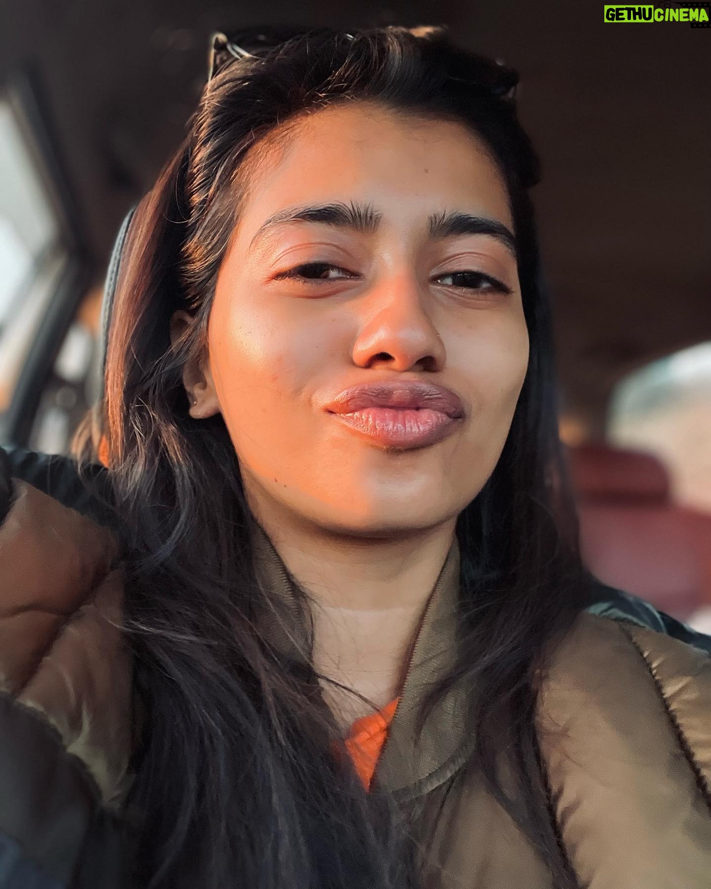 Vinsu Rachel Sam - 9.2K Likes - Just thought Il tell y’all that I’m here taking selfies at 6 am 😌
.
.
#shootlife