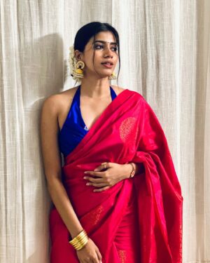 Vinsu Rachel Sam Instagram - Checkout my bicep in the third slide and don’t be jealous 🥴
.
.
Clicked by my fav @sanchana.natarajan 
Blouse by mostest fav @razak_creations