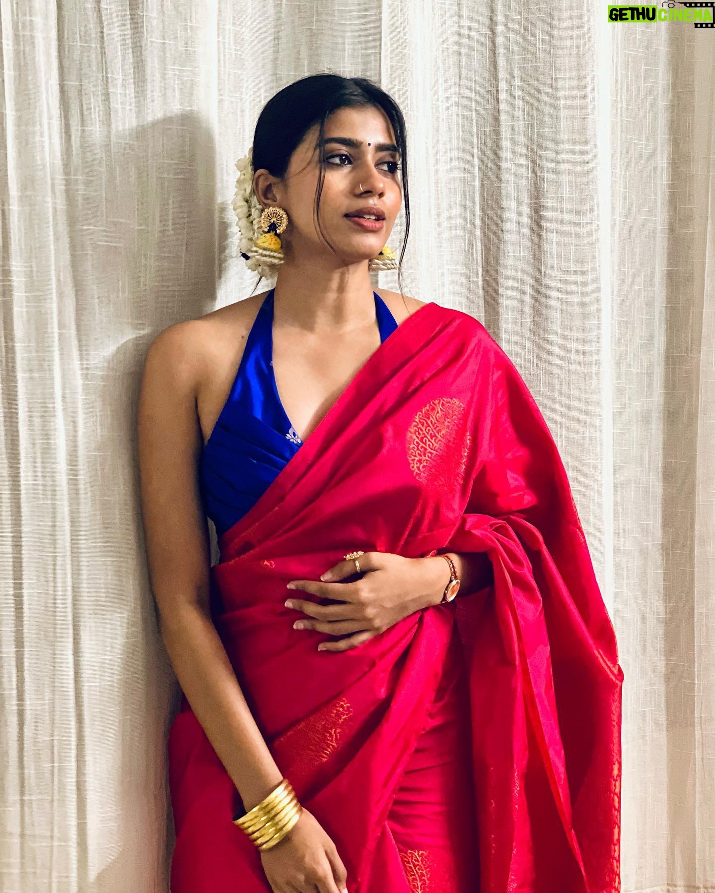 Vinsu Rachel Sam - 18.2K Likes - Checkout my bicep in the third slide and don’t be jealous 🥴
.
.
Clicked by my fav @sanchana.natarajan
Blouse by mostest fav @razak_creations