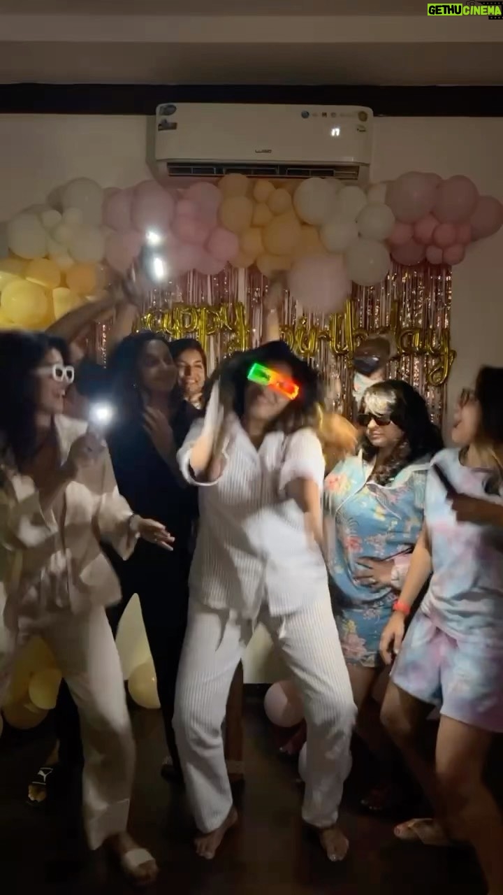 Vinsu Rachel Sam - 10.8K Likes - Boomer enough to throw a PJ party for me self and friends
Y2K enough to shoot a reel during it
.
Thanks to our cooperative director @iam_paule