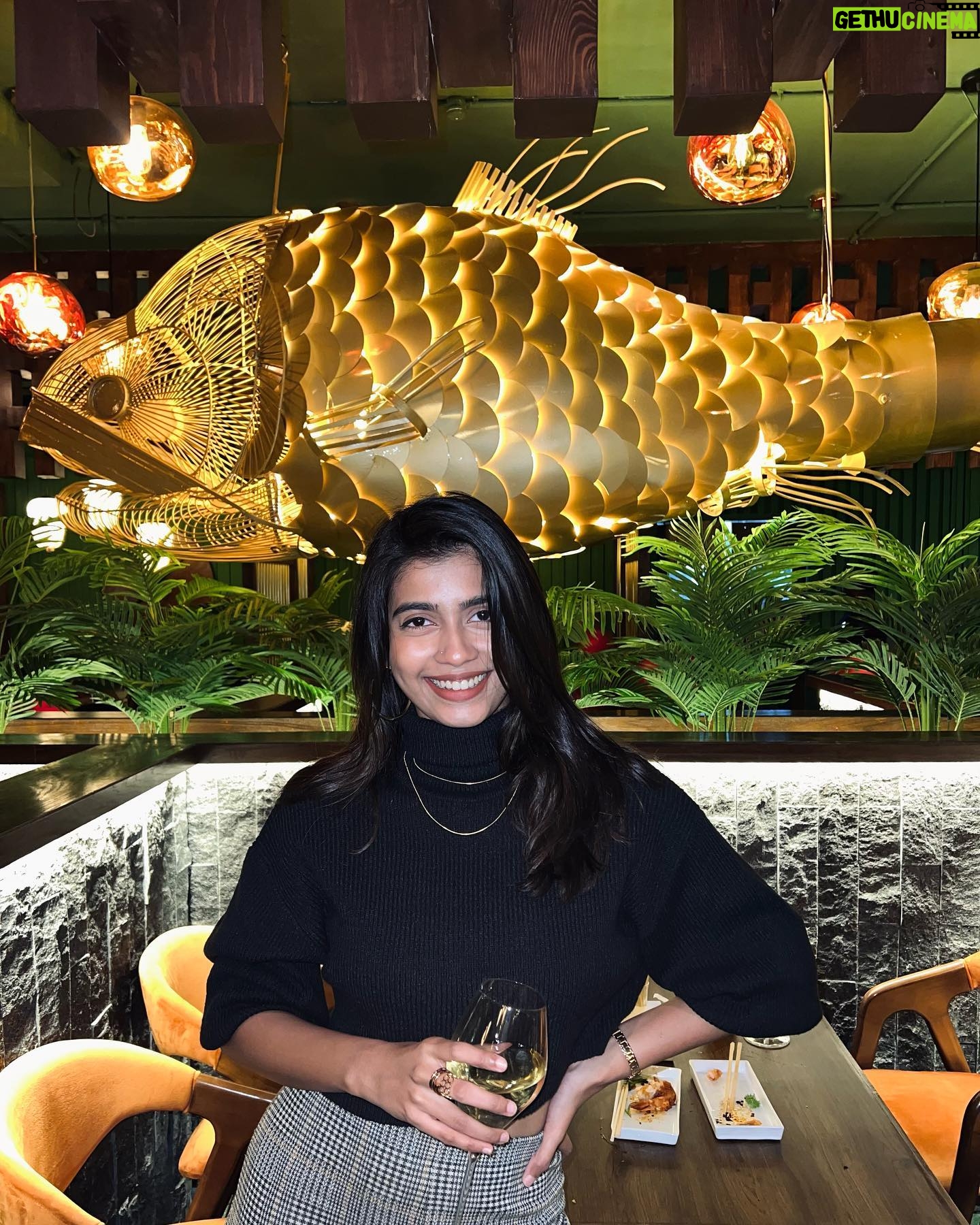 Vinsu Rachel Sam - 10K Likes - Few days into 2023, and I have already undergone all the emotions shown in these photos 🤙🏻
.
.
It may seem like I can’t keep this glass of wine aside, but I assure you I’m not an alcoholic. In fact, I’m far from it #generalknowledge