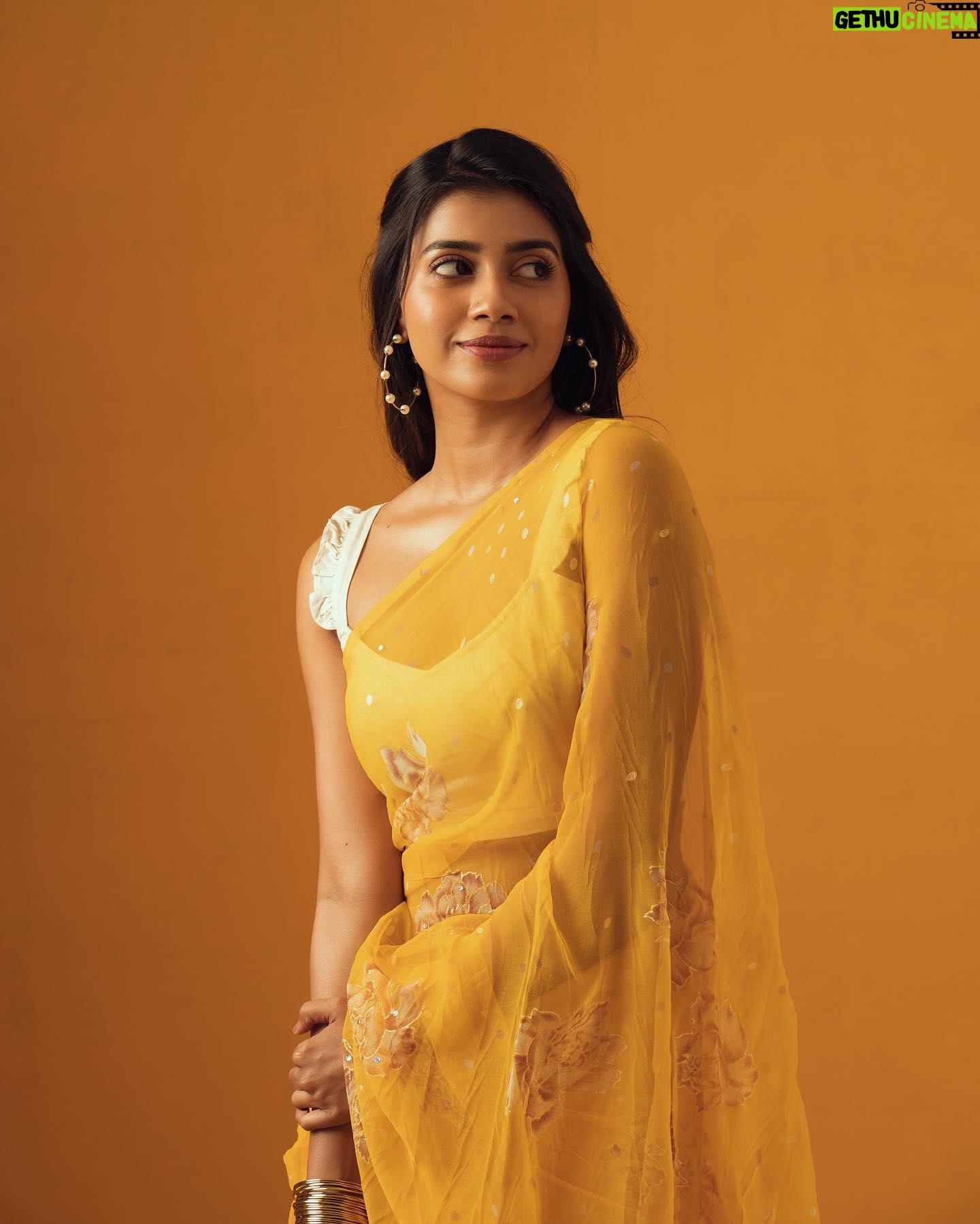 Vinsu Rachel Sam - 11.5K Likes - the hue of Joy 🌻
Inframe @vinsu.sam
Styling @keerthysampath
Photography @prachuprashanth
MUA @meera.peace.love
Hairstylist @hair_by_aiswaryaraj
Studio @studioi.india