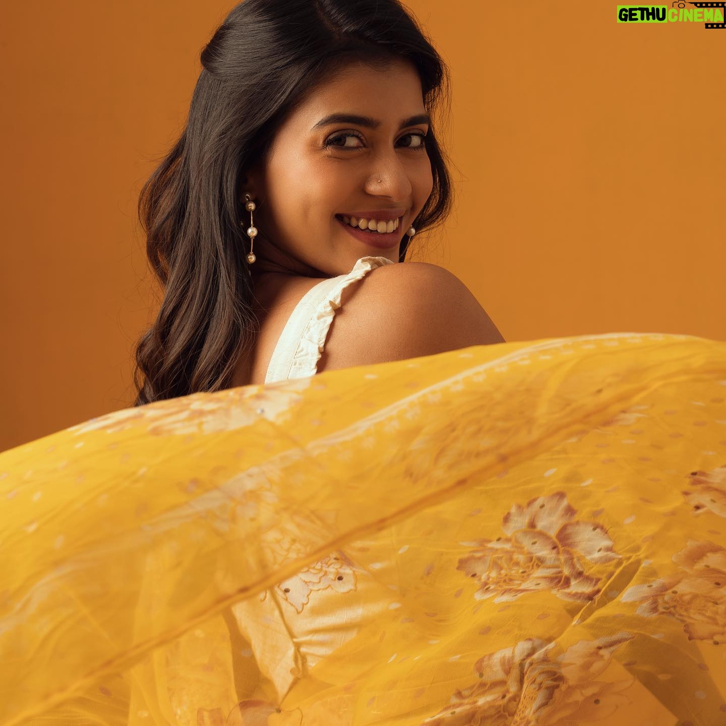 Vinsu Rachel Sam - 11.5K Likes - the hue of Joy 🌻
Inframe @vinsu.sam
Styling @keerthysampath
Photography @prachuprashanth
MUA @meera.peace.love
Hairstylist @hair_by_aiswaryaraj
Studio @studioi.india
