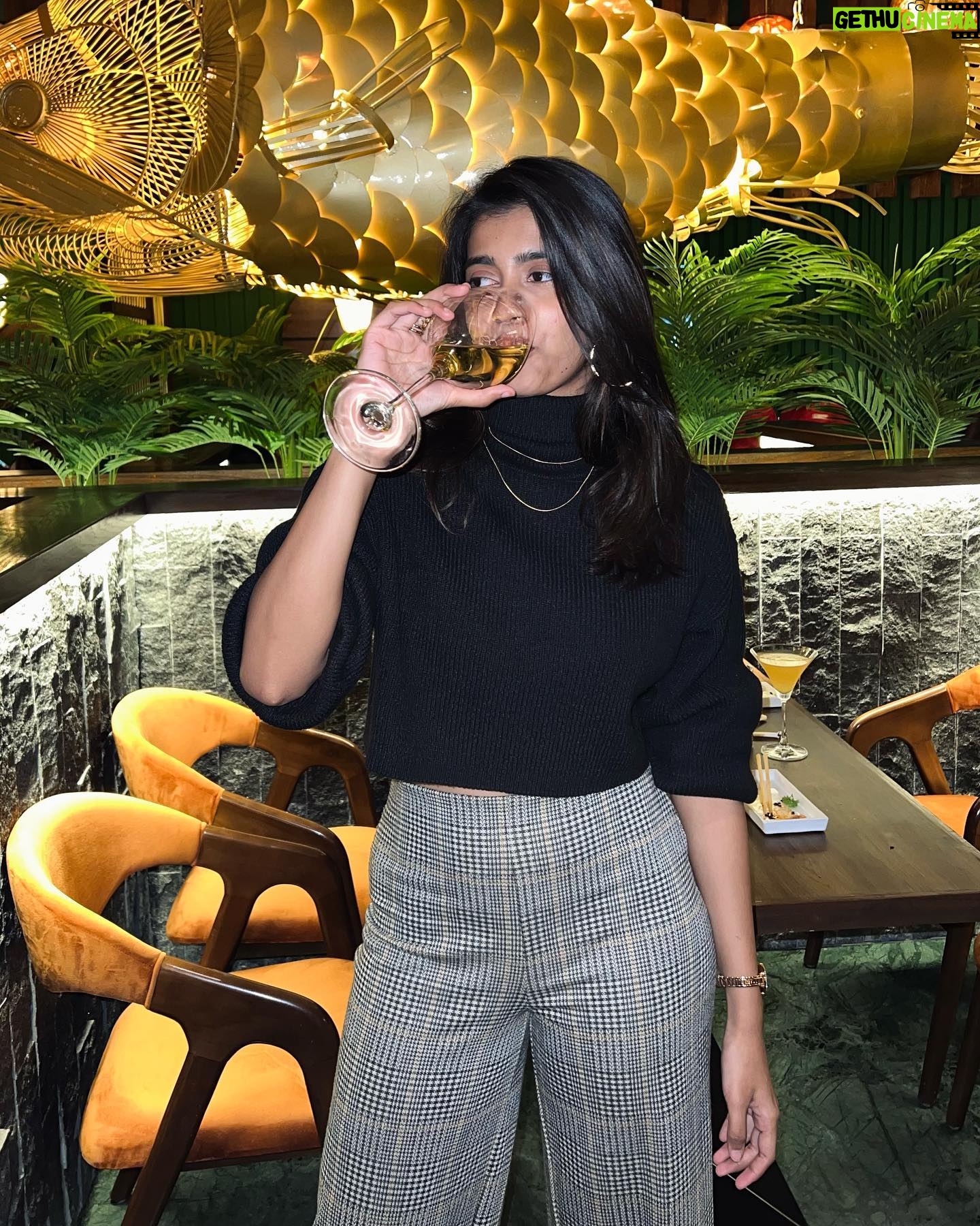 Vinsu Rachel Sam - 10K Likes - Few days into 2023, and I have already undergone all the emotions shown in these photos 🤙🏻
.
.
It may seem like I can’t keep this glass of wine aside, but I assure you I’m not an alcoholic. In fact, I’m far from it #generalknowledge