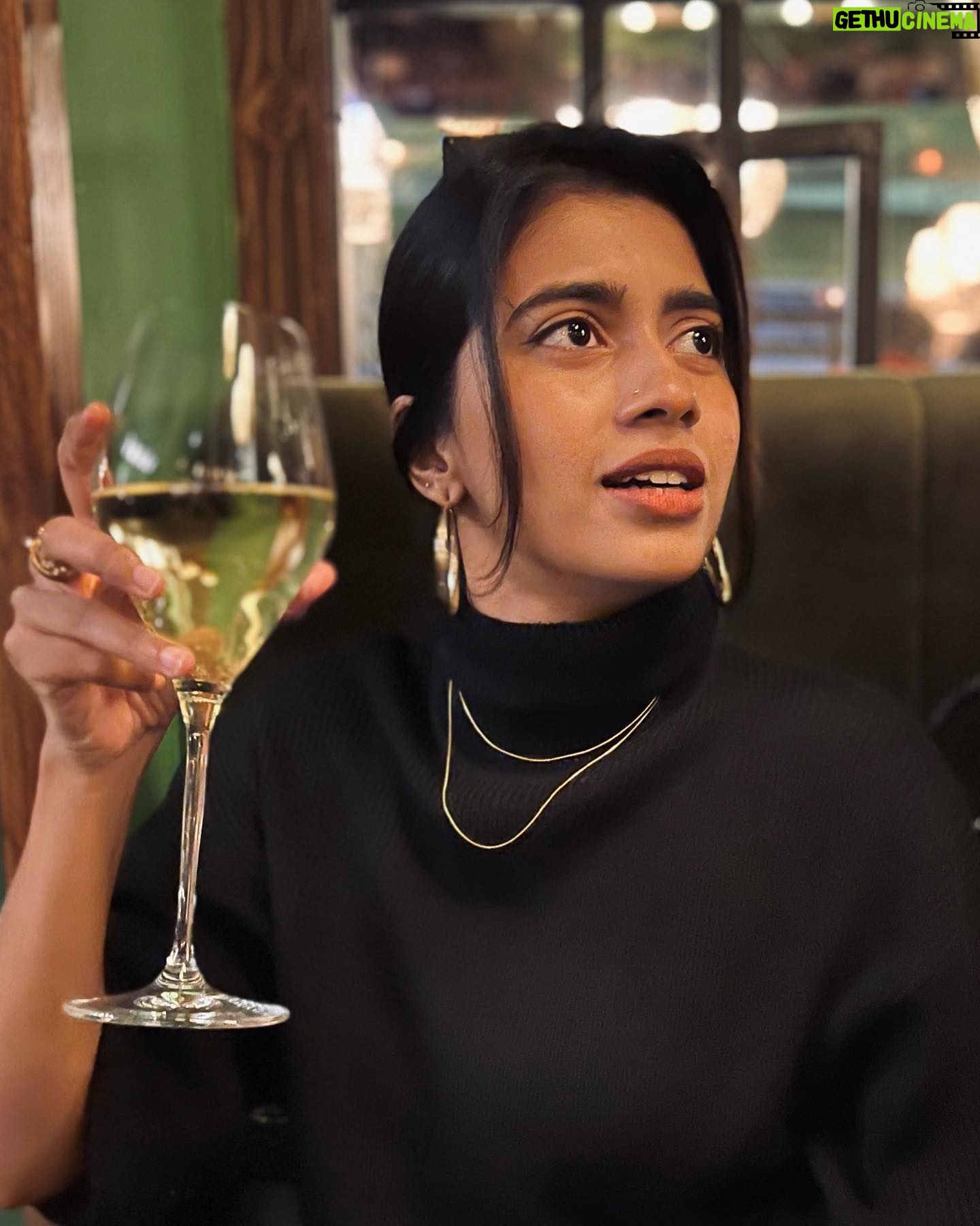 Vinsu Rachel Sam - 10K Likes - Few days into 2023, and I have already undergone all the emotions shown in these photos 🤙🏻
.
.
It may seem like I can’t keep this glass of wine aside, but I assure you I’m not an alcoholic. In fact, I’m far from it #generalknowledge