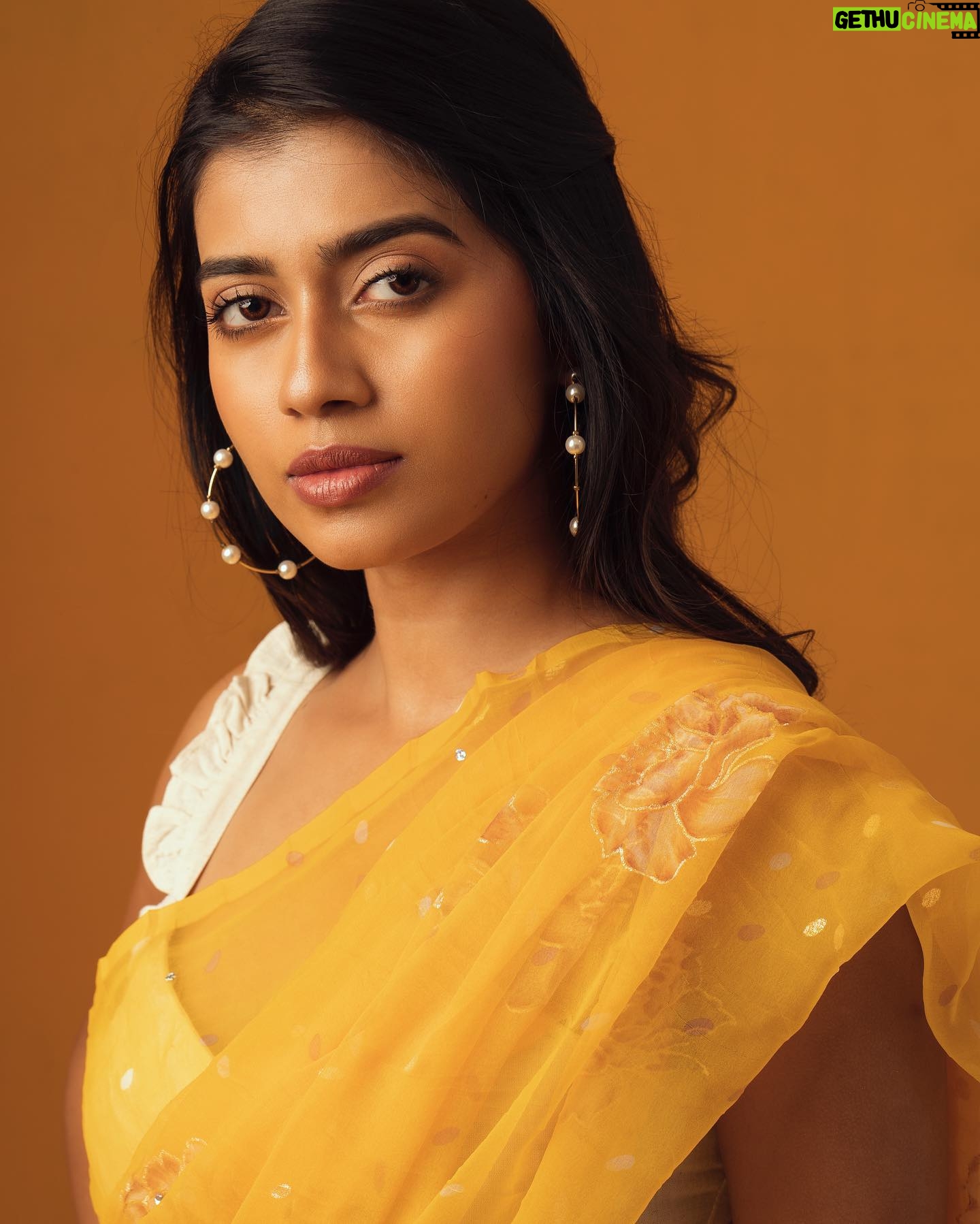 Vinsu Rachel Sam - 11.5K Likes - the hue of Joy 🌻
Inframe @vinsu.sam
Styling @keerthysampath
Photography @prachuprashanth
MUA @meera.peace.love
Hairstylist @hair_by_aiswaryaraj
Studio @studioi.india