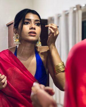 Vinsu Rachel Sam Instagram - Checkout my bicep in the third slide and don’t be jealous 🥴
.
.
Clicked by my fav @sanchana.natarajan 
Blouse by mostest fav @razak_creations